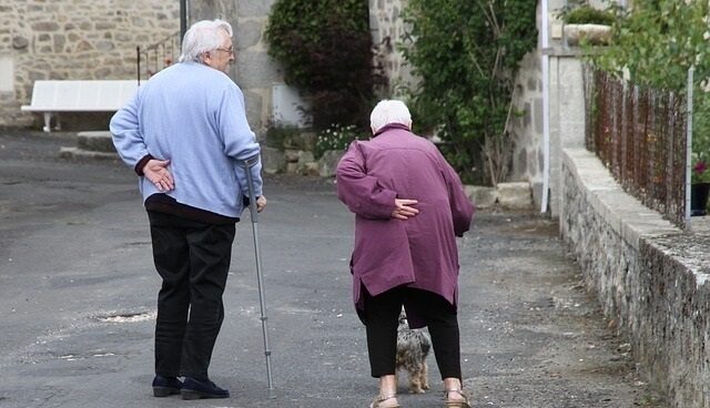 cotizantes-pensionistas Las rentas de los pensionitas se nutren de las aportaciones de los cotizantes a la Seguridad Social.