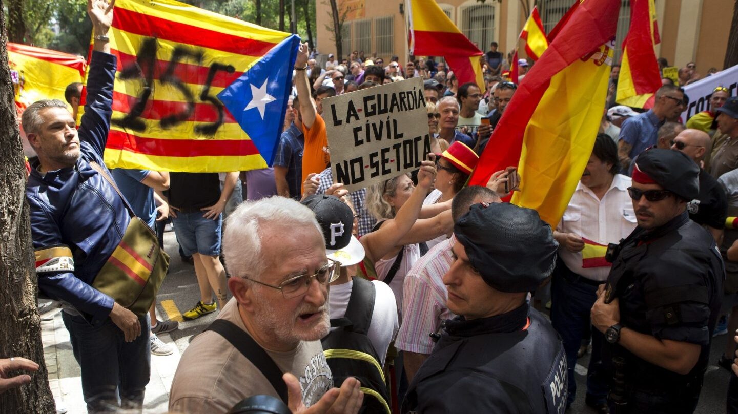 Manifestación de miembros de la CUP ante el cuartel de la Guardia Civil de Barcelona.