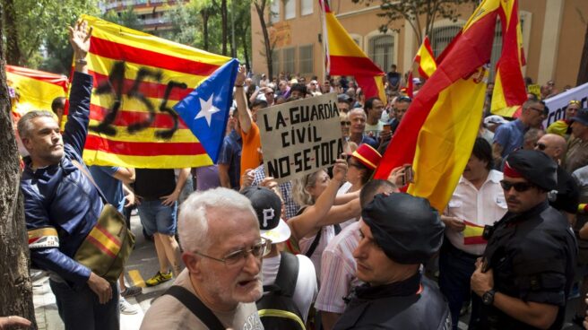 Manifestación de miembros de la CUP ante el cuartel de la Guardia Civil de Barcelona.