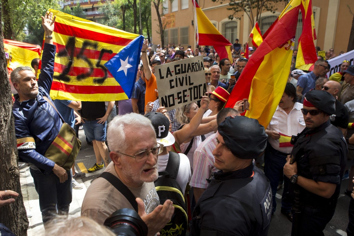 Manifestación de miembros de la CUP ante el cuartel de la Guardia Civil de Barcelona.