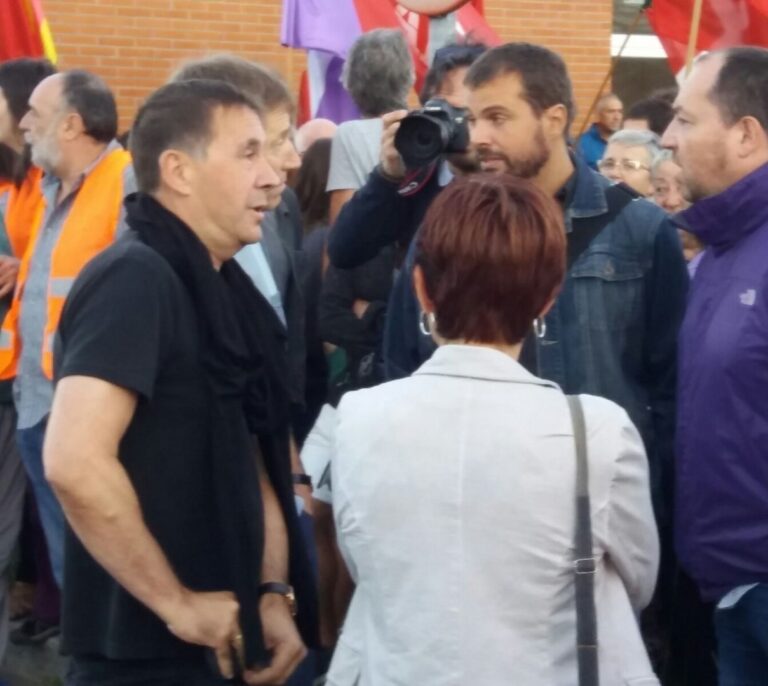 Díez Usabiaga abandona la prisión aclamado por familiares y amigos