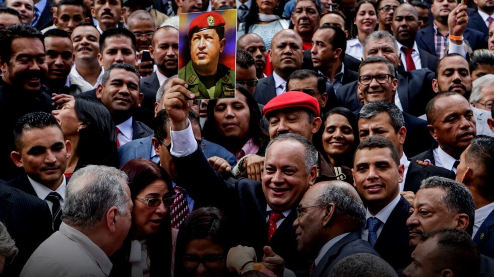Diosado Cabello levanta una foto de Hugo Chávez durante la instalación de la nueva Asamblea Constituyente.