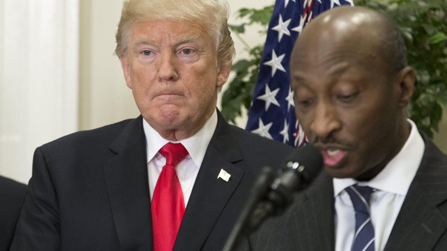 Donald Trump, junto al presidente del gigante farmacéutico Meck, Kenneth Frazier.