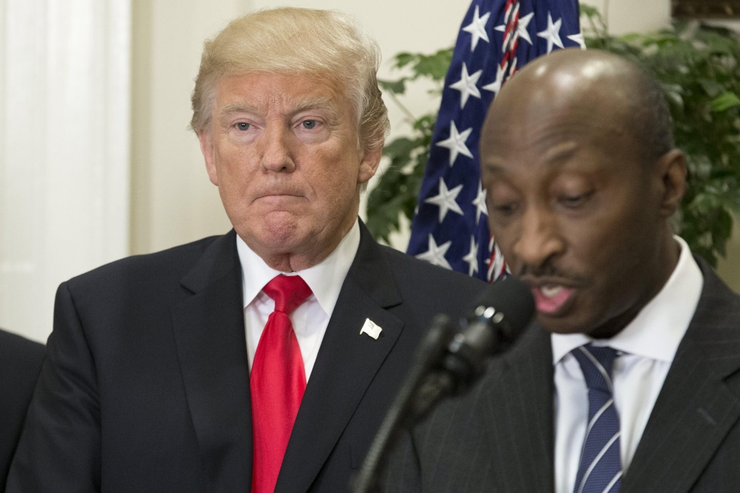 Donald Trump, junto al presidente del gigante farmacéutico Meck, Kenneth Frazier.