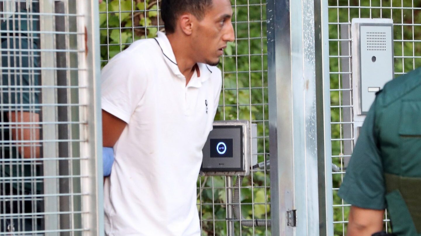 Driss Oukabir, uno de los doce miembros de la célula de Ripoll, durante su traslado a la Audiencia Nacional.