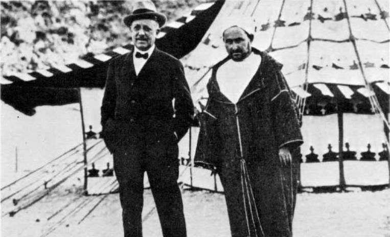 Echevarrieta con el líder rifeño Abd-el-Krim negociando la liberación de centenares de soldados españoles.