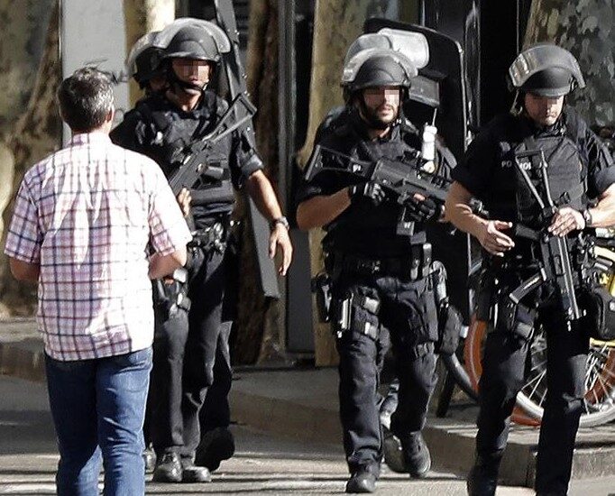 Policías patrullan la zona de La Rambla momentos después del atentado terrorista que se cobró la vida de 13 personas.