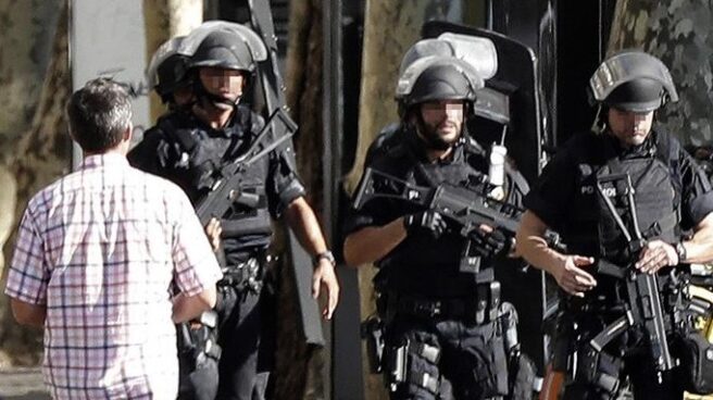 Policías patrullan la zona de La Rambla momentos después del atentado terrorista que se cobró la vida de 13 personas.