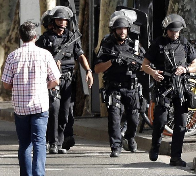 Policías patrullan la zona de La Rambla momentos después del atentado terrorista que se cobró la vida de 13 personas.