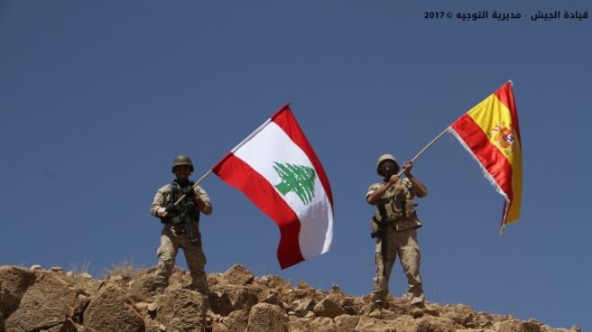 El ejército libanés ondea una bandera española en la montaña de Al Moujairma, cerca de Ras Baalbeck.