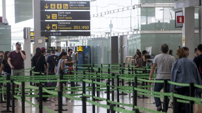 el-prat Pasajeros esperan ante el arco de seguridad en El Prat.
