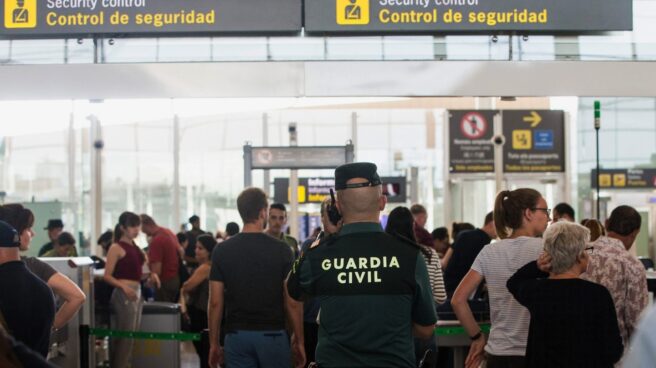 Movilizan a la Guardia Civil para que controle la seguridad en El Prat. Un guardia civil en el aeropuerto de El Prat, Barcelona.