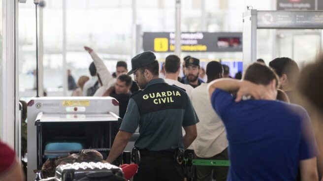el prat guardia civil efe Agentes de la Guardia Civil realizando los controles de seguridad en el aeropuerto de El Prat.