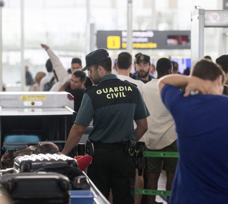 Guardia Civil y Policía Nacional ven "otra traición" en la cesión a la Ertzaintza de la vigilancia de puertos y aeropuertos
