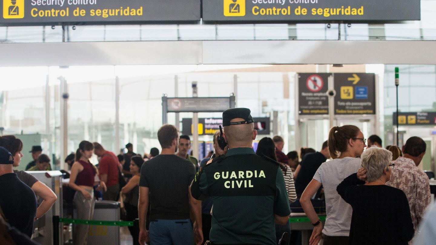 Un guardia civil en el aeropuerto de El Prat, Barcelona.