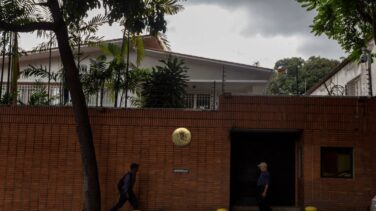Lanzan tres cócteles molotov contra la Embajada española en Caracas
