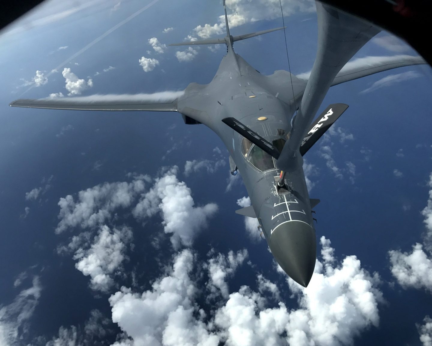 B-1B Lancer de la Fuerza Aérea en una misión de vuelo de 10 horas cerca de Kyushu (Japón), al este del Mar de China y la península de Corea el 8 de agosto de 2017.