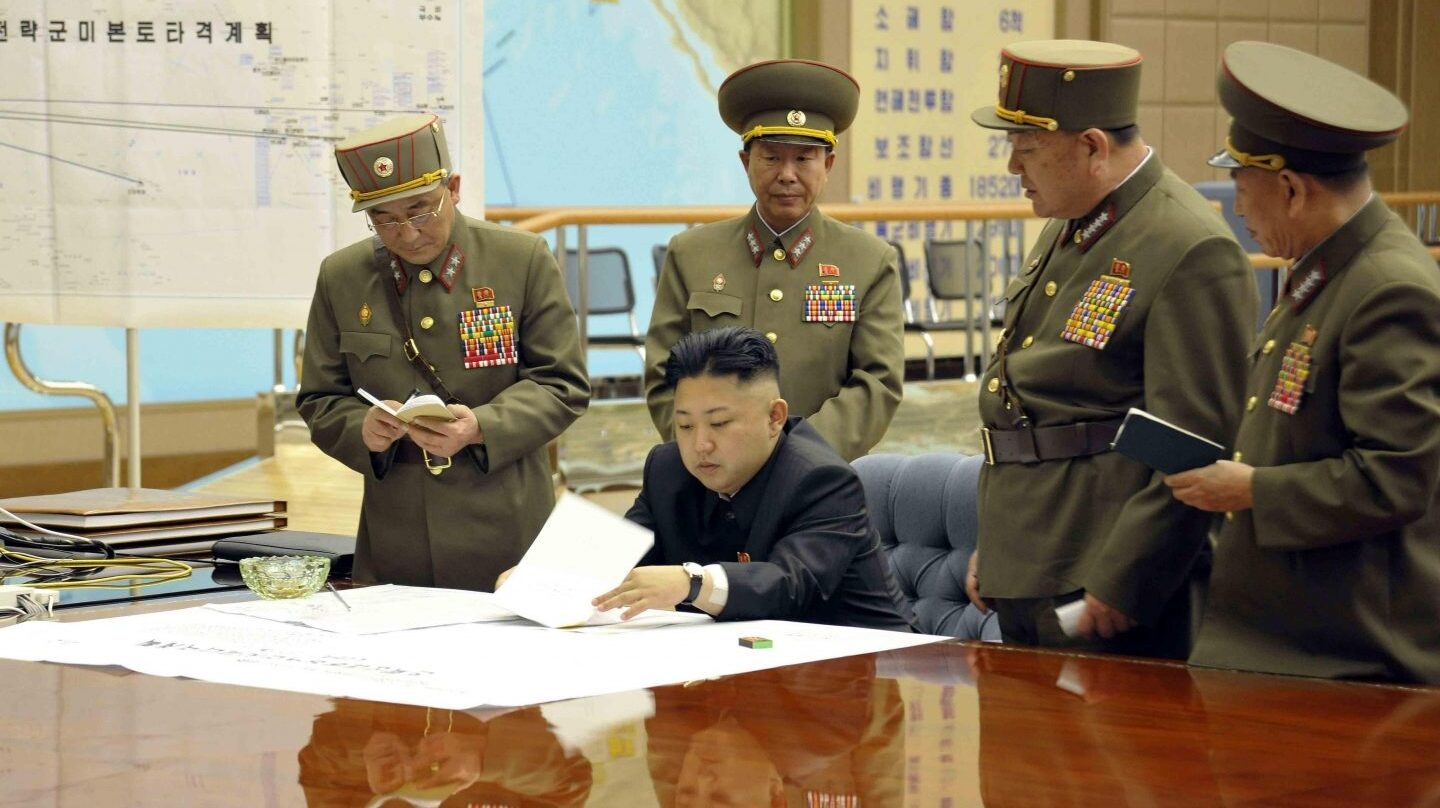 Kim Jong-Un, líder supremo de Corea del Norte, reunido durante un gabinete de crisis.