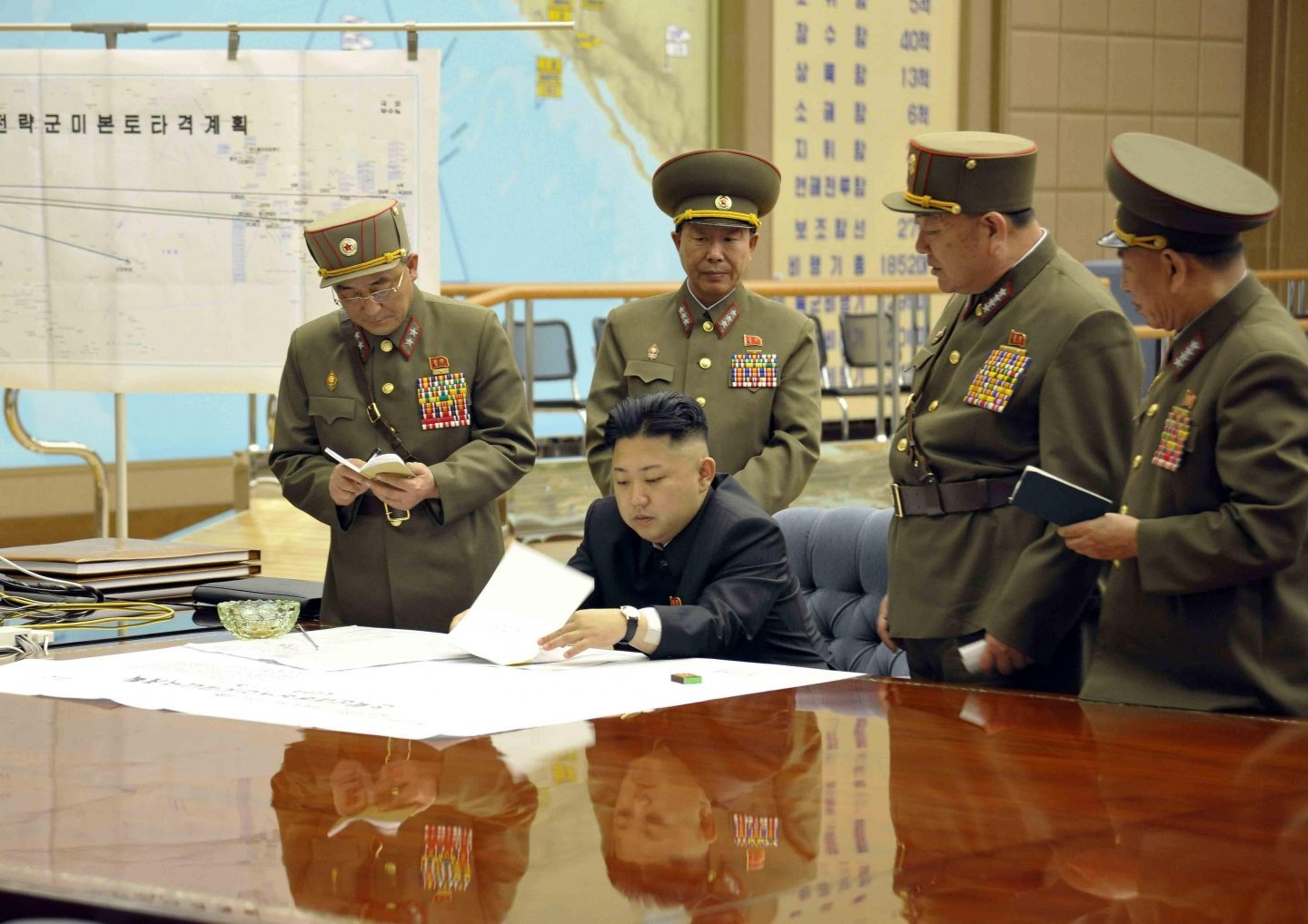 Kim Jong-Un, líder supremo de Corea del Norte, reunido durante un gabinete de crisis.