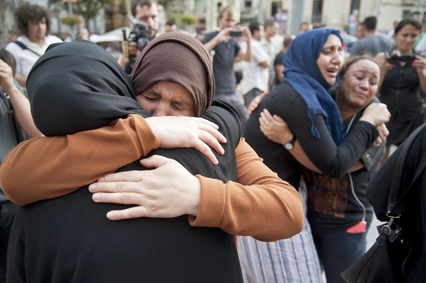 Familiares de los jóvenes de Ripoll presuntos autores de los atentados de Barcelona durante una concentración por la paz.