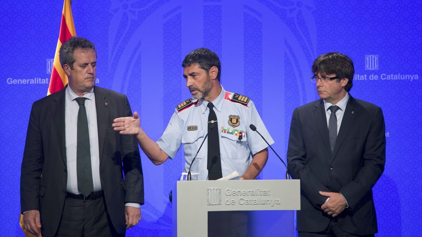 El presidente catalán, Carles Puigdemont (d), junto al conseller de Interior, Joaquim Forn (i), y el mayor de los Mossos d'Esquadra, Josep Lluís Trapero.