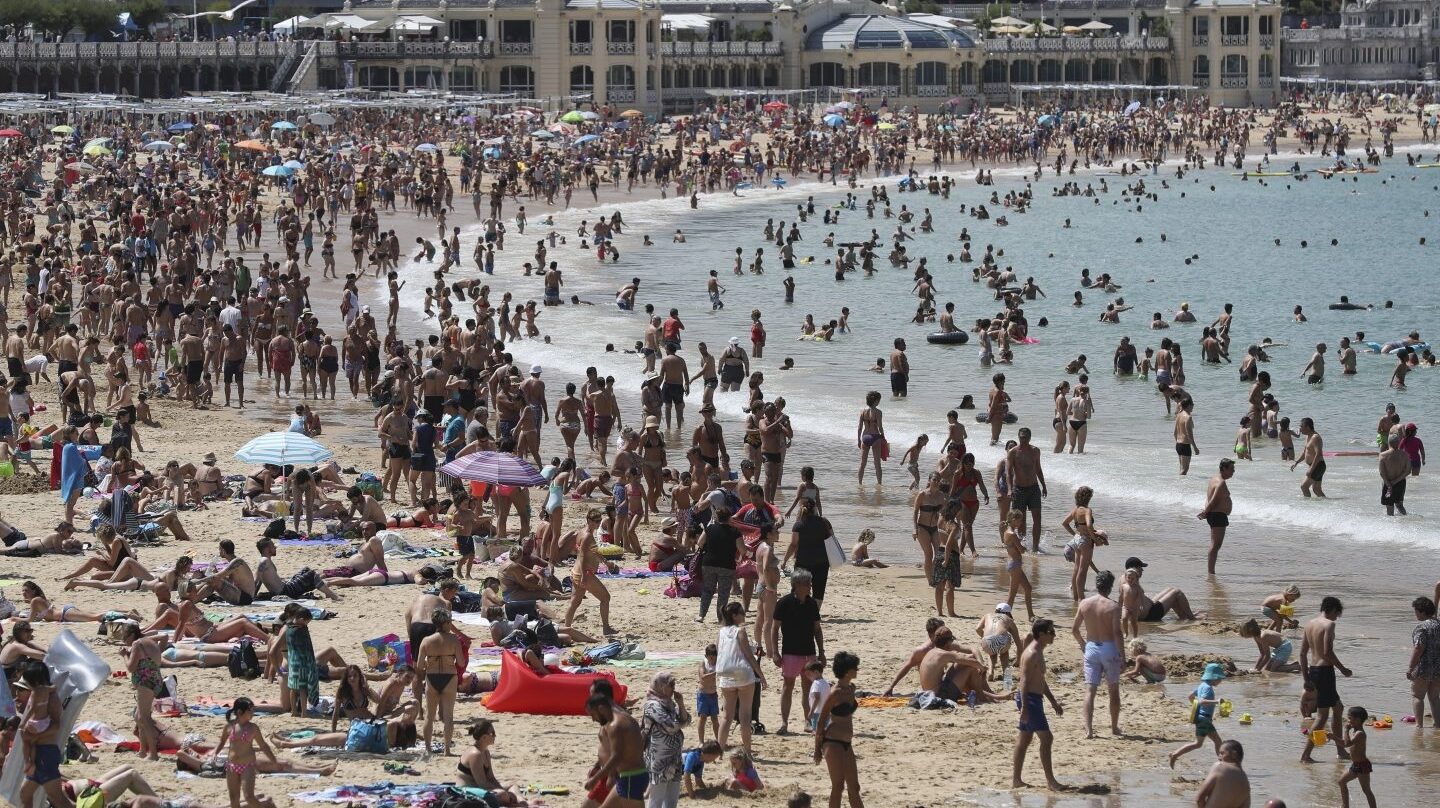 Playa de La Concha de San Sebastián, este martes, uno de los principales focos de gasto de los turistas extranjeros en España.
