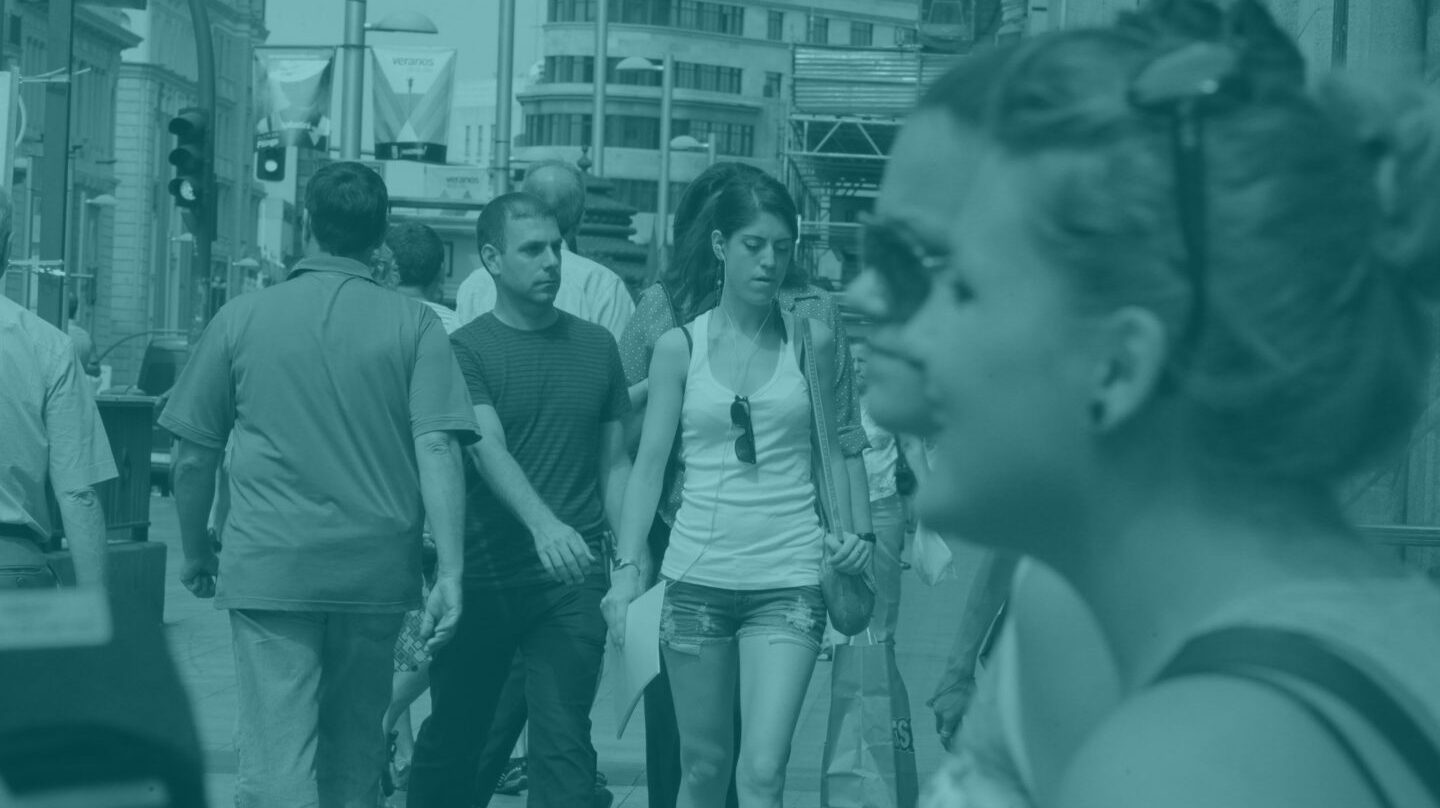 Un grupo de peatones camina en la Gran Vía de Madrid.