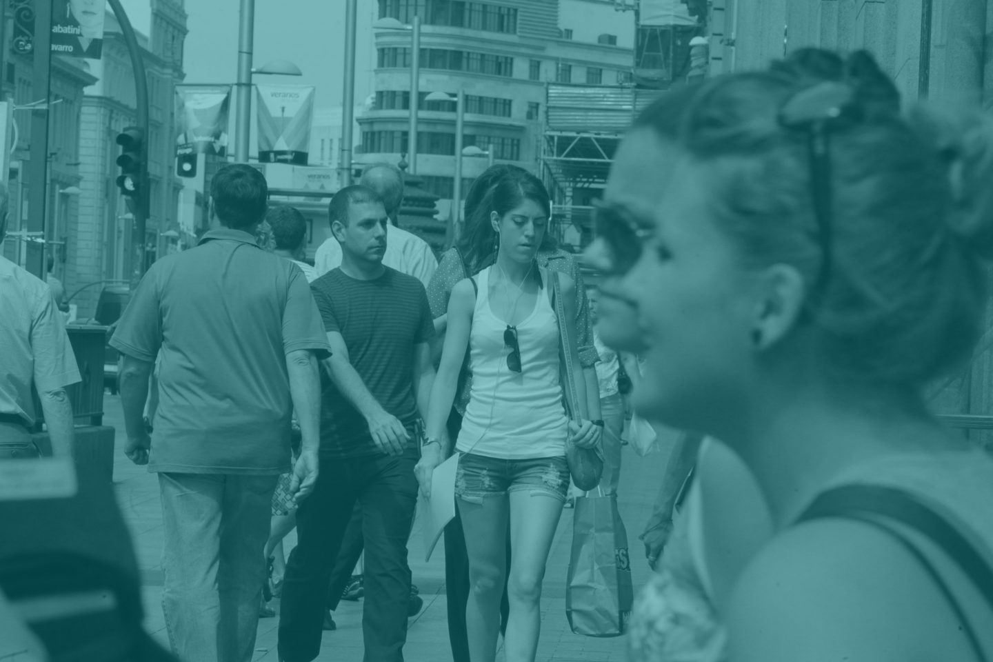 Un grupo de peatones camina en la Gran Vía de Madrid.