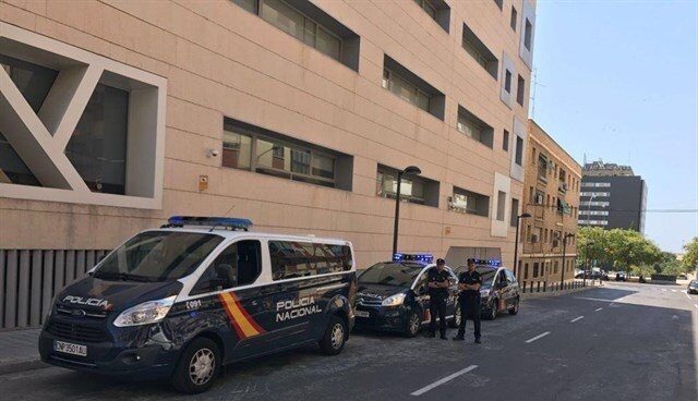 getafe-violencia-domestica Un grupo de policías, ante el domicilio donde la mujer ha sido asesinada.