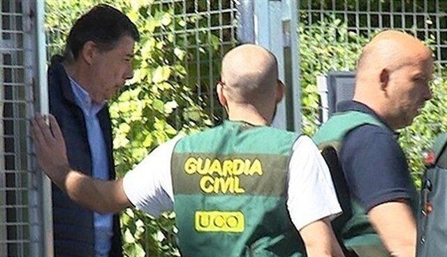 Agentes de la UCO acompañan a Ignacio González el día que éste fue detenido en el marco de la 'Operación Lezo'.