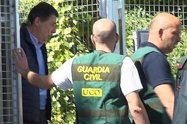 Agentes de la UCO acompañan a Ignacio González el día que éste fue detenido en el marco de la 'Operación Lezo'.