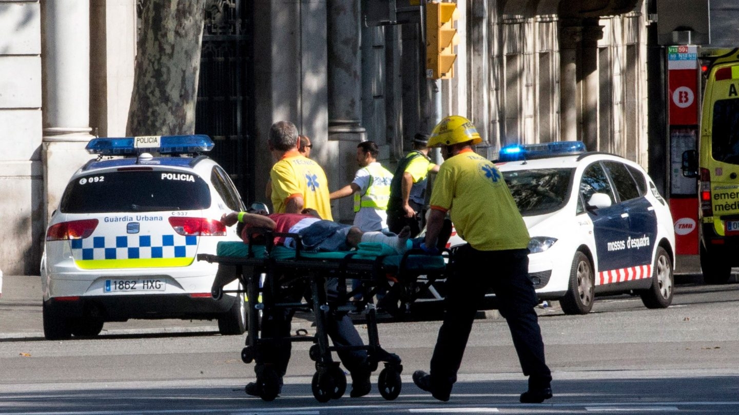 Un herido es trasladado en camilla tras el atropello masivo en Las Ramblas, Barcelona.