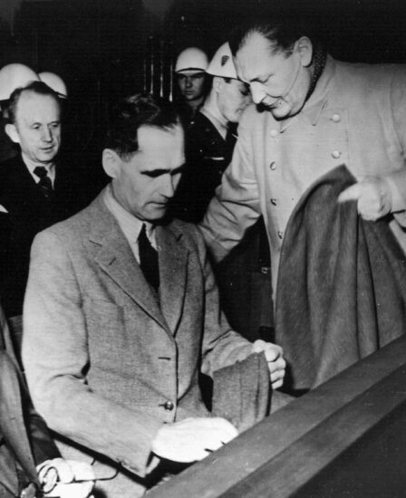 Fotografía de archivo de 1946 que muestra a Rudolf Hess, lugarteniente de Adolf Hitler, durante los Juicios de Nuremberg.