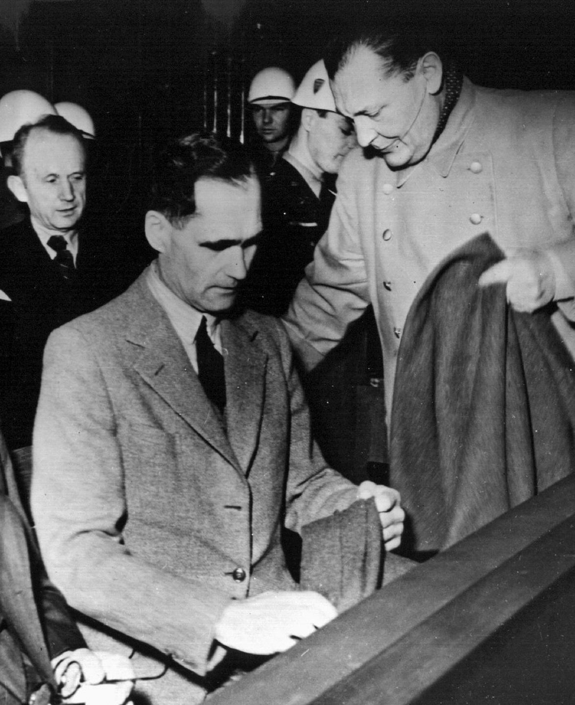 Fotografía de archivo de 1946 que muestra a Rudolf Hess, lugarteniente de Adolf Hitler, durante los Juicios de Nuremberg.