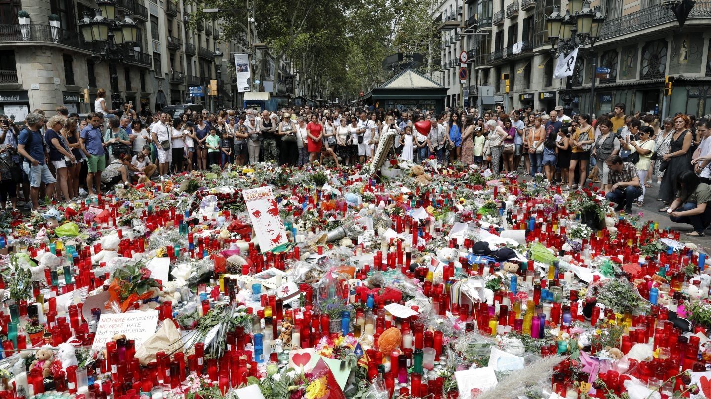 Velas y ramos de flores en recuerdo de las víctimas del atentado de las Ramblas de Barcelona.