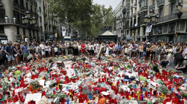 Velas y ramos de flores en recuerdo de las víctimas del atentado de las Ramblas de Barcelona.