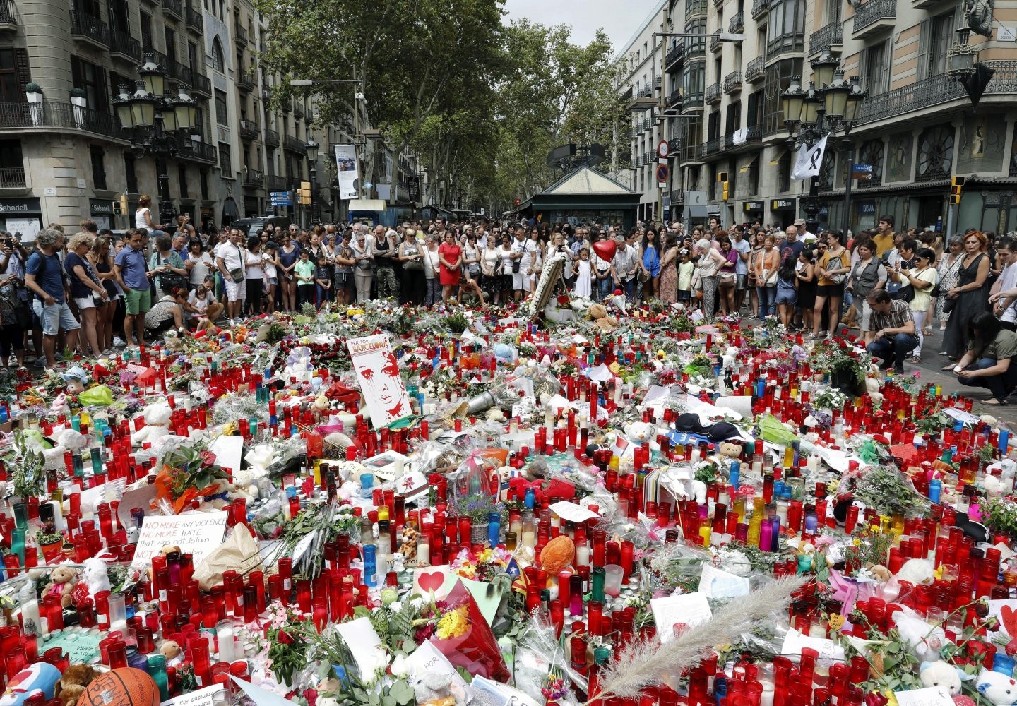 Velas y ramos de flores en recuerdo de las víctimas del atentado de las Ramblas de Barcelona.