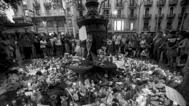 Flores y velas en homenaje a las víctimas del atentado terrorista en el mosaico de Miró en las Ramblas de Barcelona.