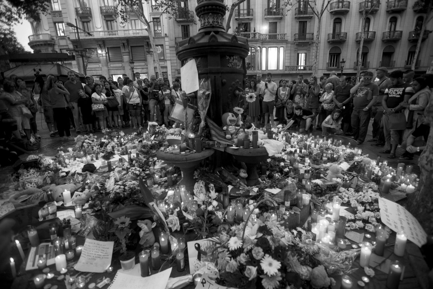 Flores y velas en homenaje a las víctimas del atentado terrorista en el mosaico de Miró en las Ramblas de Barcelona.