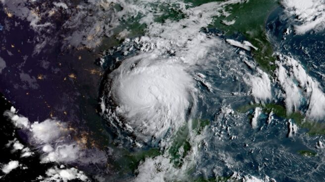 Imagen de satélite de la tormenta tropical Harvey convertida en huracán en el Golfo de México.