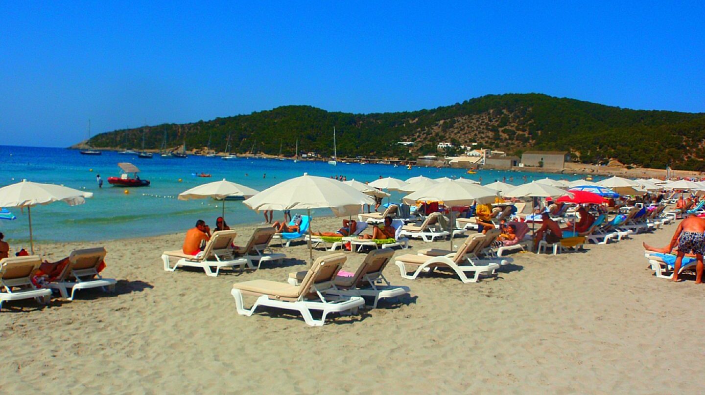 Turistas en una playa de Ibiza.