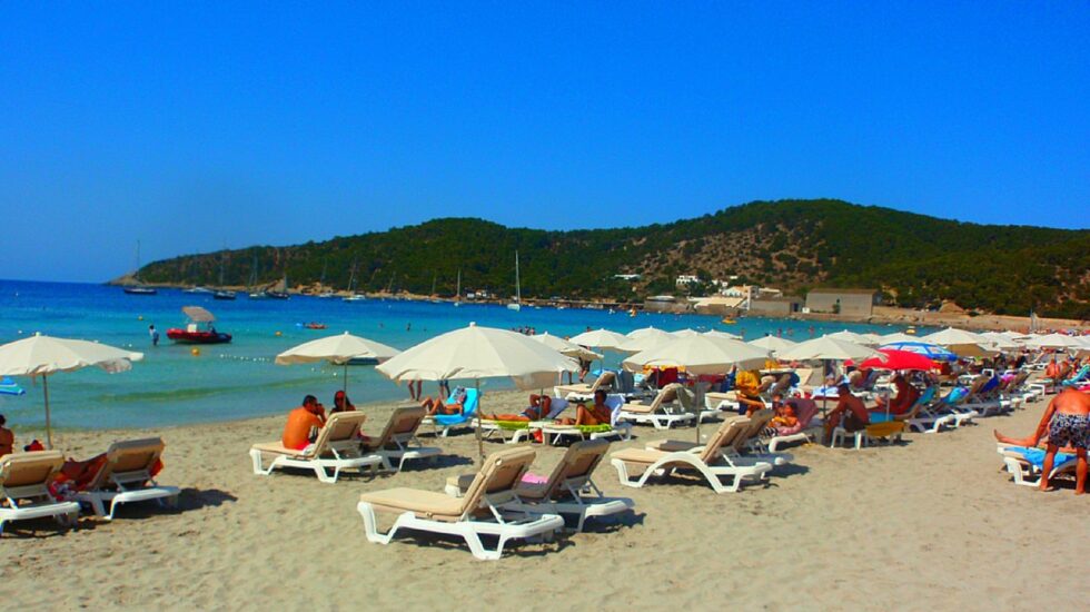 Turistas en una playa de Ibiza.