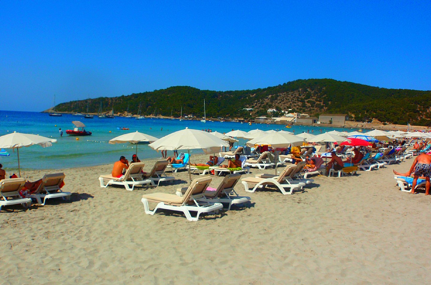 Turistas en una playa de Ibiza.