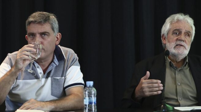 El responsable de Extensión Internacional de IU, Francisco Pérez (i), y el ex eurodiputado del PSOE Vicent Garcés.