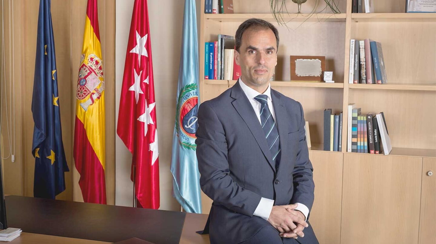 La Universidad Rey Juan Carlos, que tiene como rector a Javier Ramos, está dispuesta a gastar 6.361 euros al mes para disponer de un servicio de vehículo con conductor