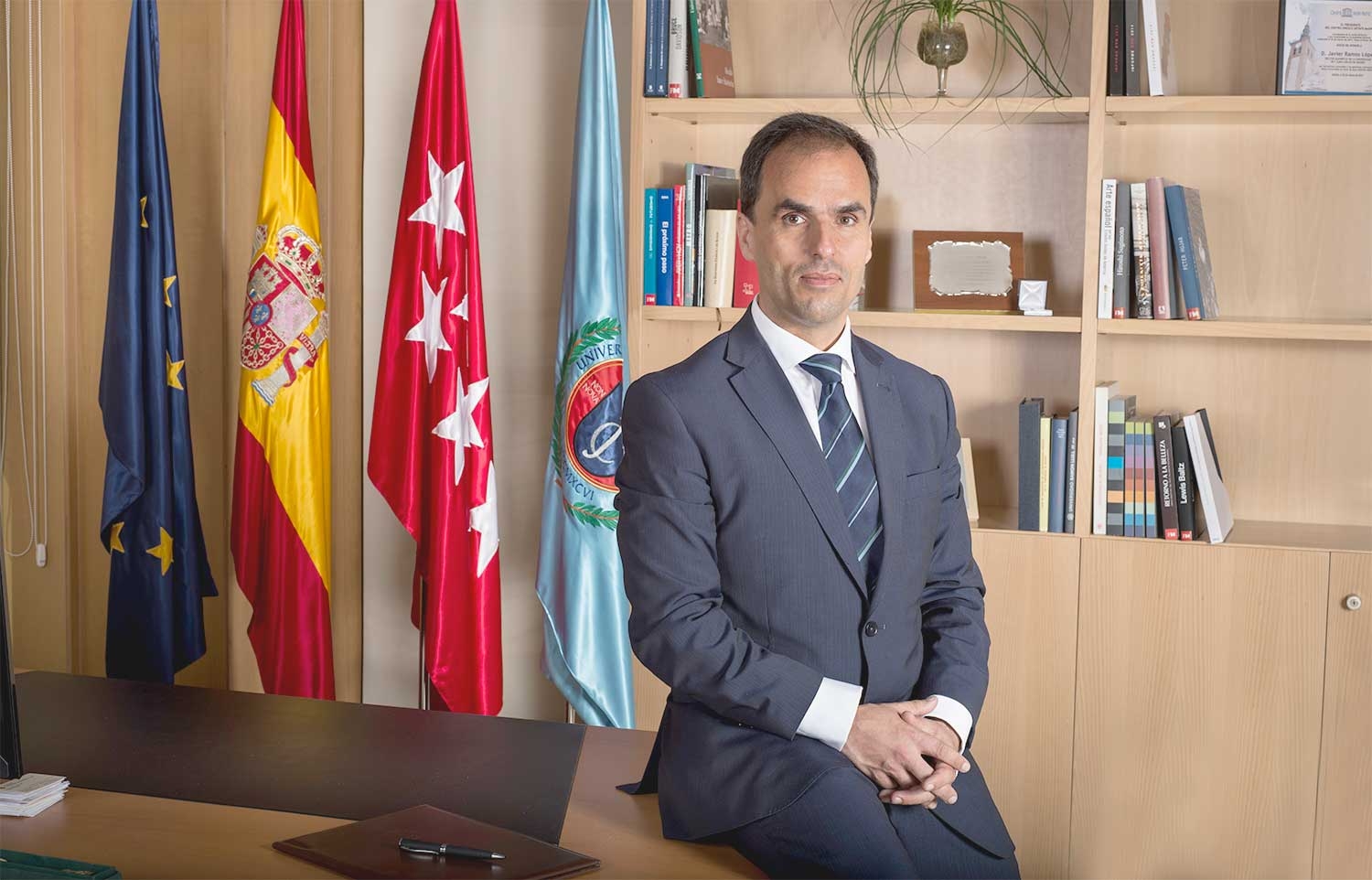 La Universidad Rey Juan Carlos, que tiene como rector a Javier Ramos, está dispuesta a gastar 6.361 euros al mes para disponer de un servicio de vehículo con conductor