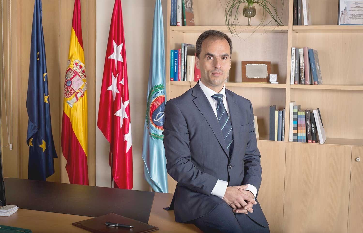 La Universidad Rey Juan Carlos, que tiene como rector a Javier Ramos, está dispuesta a gastar 6.361 euros al mes para disponer de un servicio de vehículo con conductor