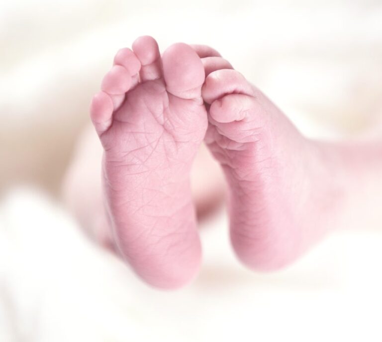 La eliminación de la preferencia del apellido del padre no consigue cambiar la tradición