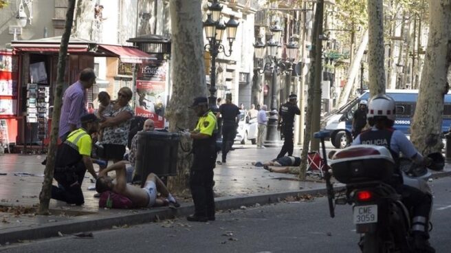 Efectivos policiales atienden a heridos por el atropello de Las Ramblas, en Barcelona.