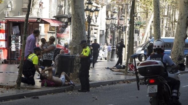 los mossos descartaron en diciembre colocar barreras anticamiones de forma sistemática Efectivos policiales atienden a heridos por el atropello de Las Ramblas, en Barcelona.